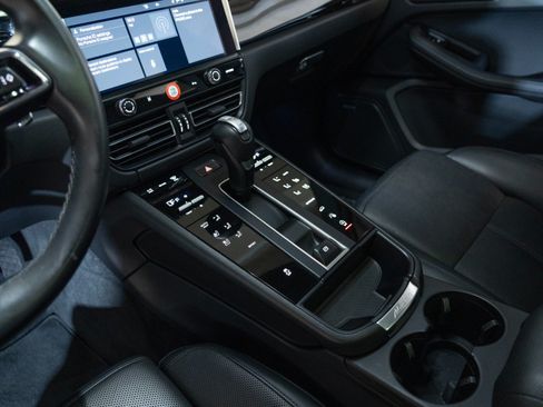 Certified 2024 Porsche Macan AWD/4WD image 22