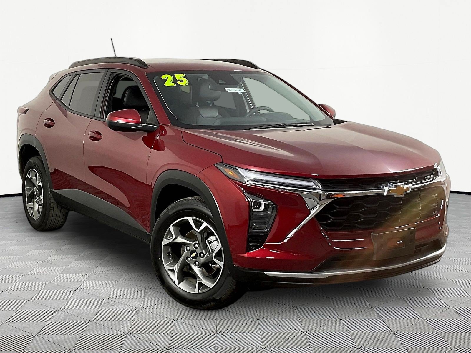 Used 2025 Chevrolet Trax LT FWD image 3