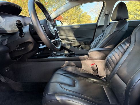 Used 2025 Hyundai Elantra Limited image 27