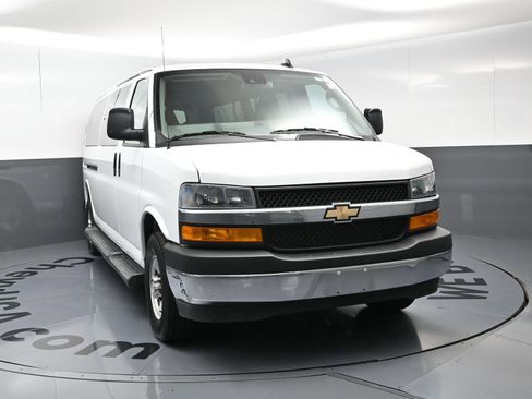 Used 2025 Chevrolet Express 3500 LT w/ LT Preferred Equipment Group RWD image 3