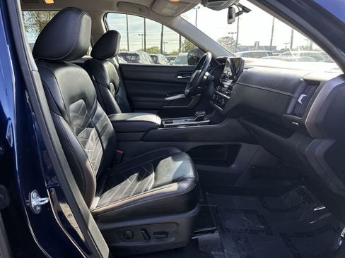 Used 2023 Nissan Pathfinder Platinum image 14