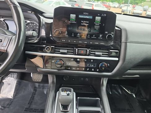 Used 2024 Nissan Pathfinder SL AWD/4WD image 17