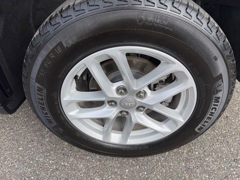 Used 2024 Jeep Grand Cherokee Laredo X w/ Trailer Tow Package image 11