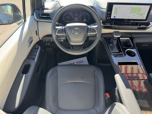 Used 2025 Toyota Sienna Platinum image 18