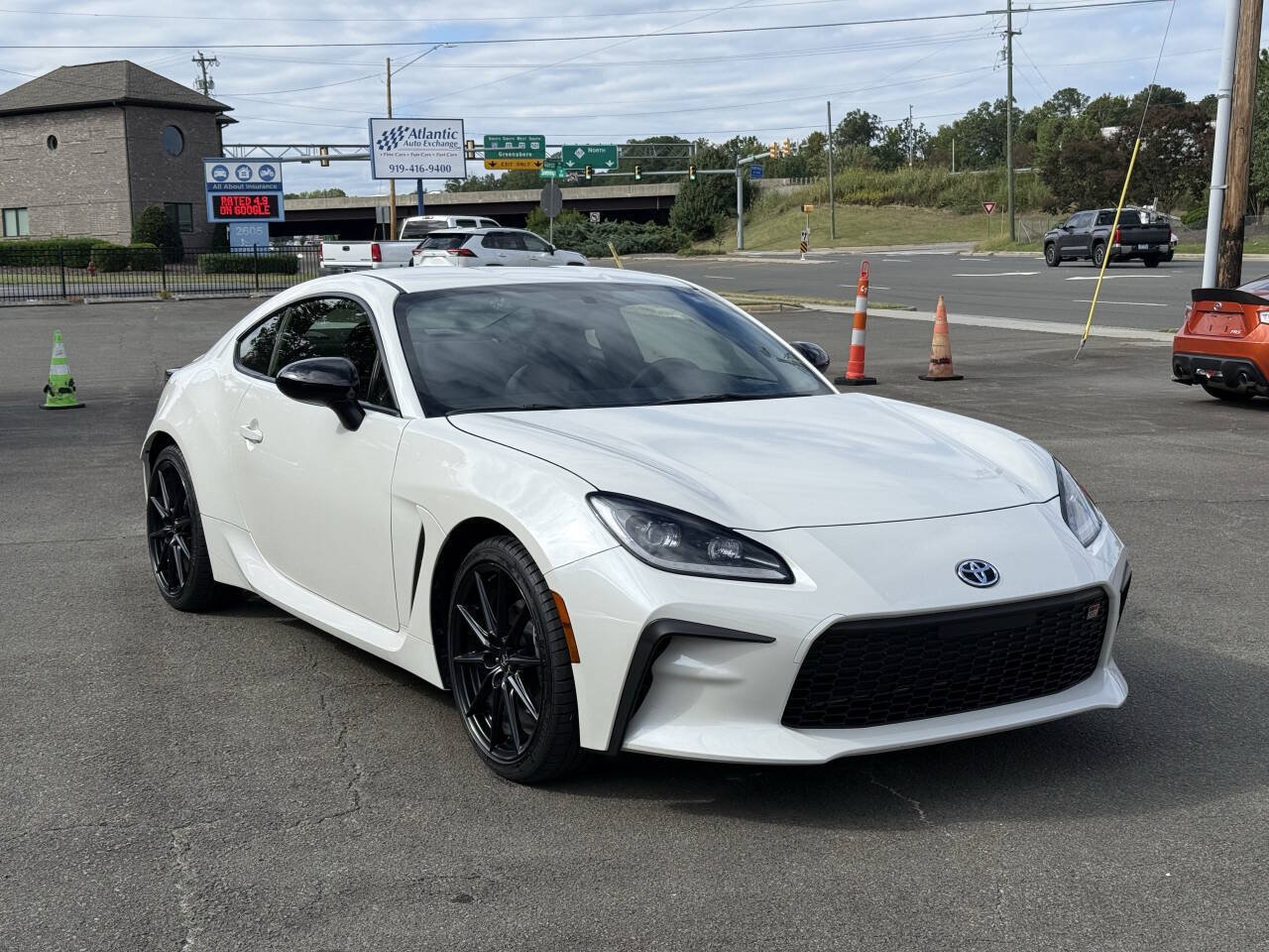 Used 2025 Toyota GR86 Premium RWD image 2
