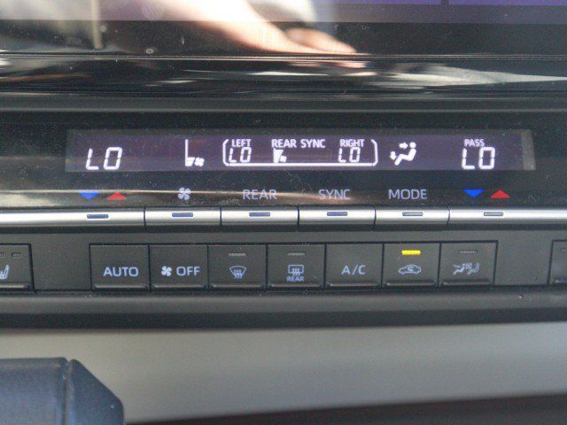 Used 2024 Toyota Sienna XLE FWD image 23