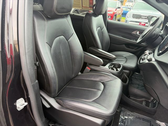 Used 2025 Chrysler Pacifica Select FWD image 37