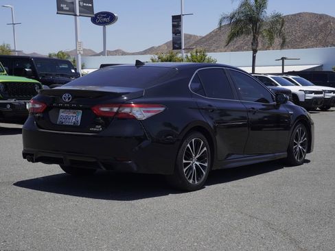Used 2019 Toyota Camry SE FWD image 3