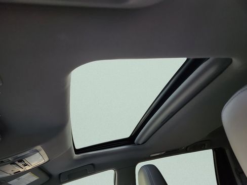 Used 2019 Toyota Highlander XLE AWD/4WD image 34