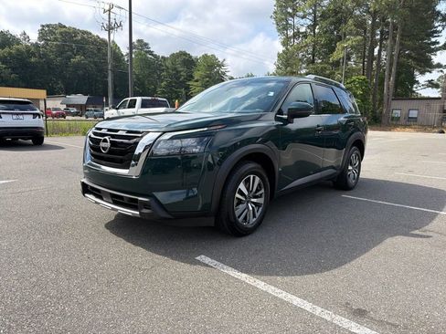 Used 2025 Nissan Pathfinder SL AWD/4WD image 2