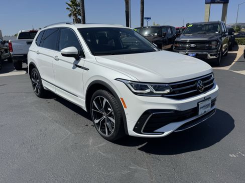 Used 2024 Volkswagen Tiguan SEL R-Line image 2