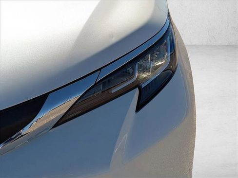 Used 2021 Toyota Sienna XLE image 9