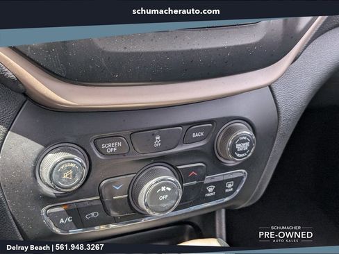Used 2015 Jeep Cherokee Latitude FWD image 22