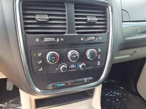 Used 2017 Dodge Grand Caravan SXT FWD image 12