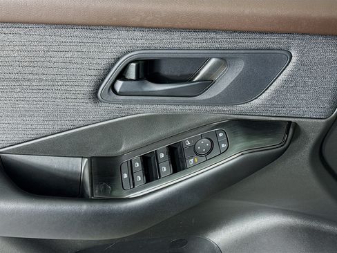 Used 2023 Nissan Rogue S AWD/4WD image 17