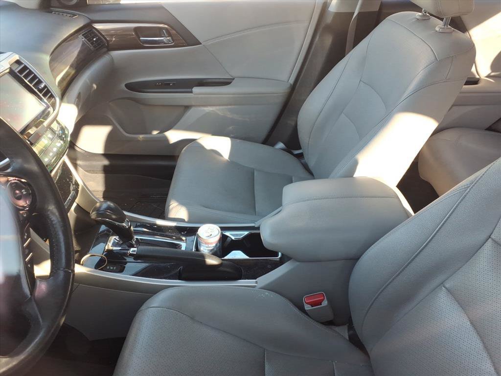 Used 2017 Honda Accord Touring image 10