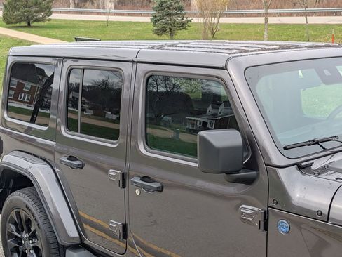 Used 2025 Jeep Wrangler Unlimited Sahara image 11