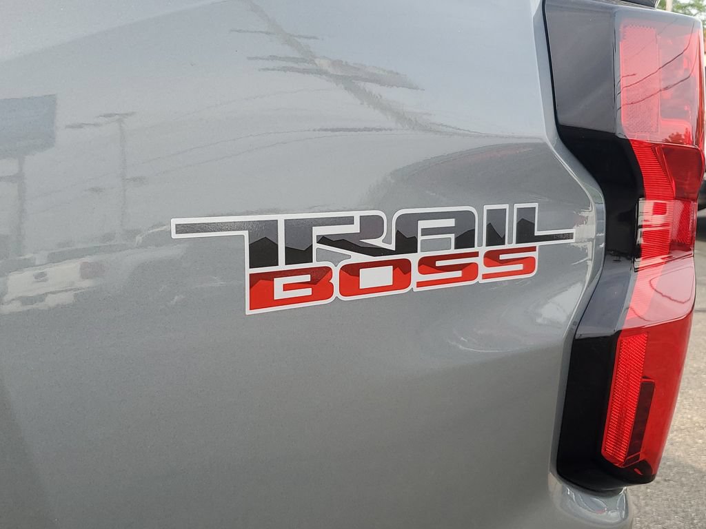 New 2026 Chevrolet Colorado Trail Boss w/ Midnight Edition AWD/4WD image 7