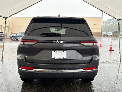 Used 2025 Jeep Grand Cherokee Laredo RWD image 4