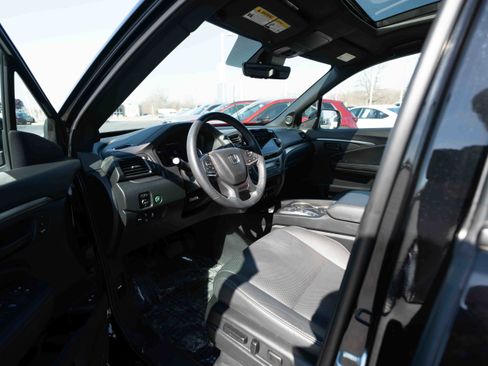 Certified 2025 Honda Passport EX-L image 8