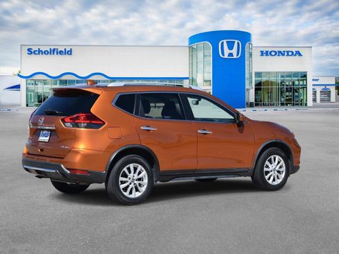 Used 2017 Nissan Rogue SV w/ SV Premium Package image 3