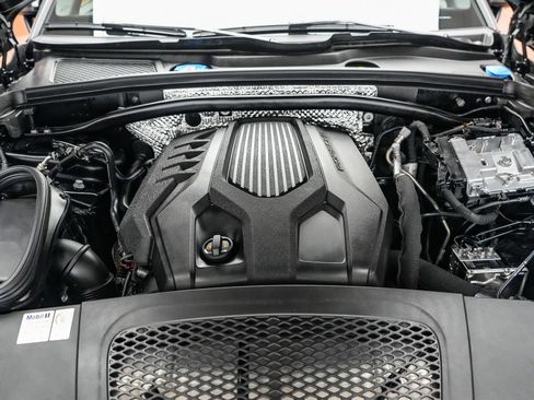 Certified 2024 Porsche Macan AWD/4WD image 30