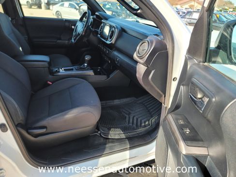 Used 2018 Toyota Tacoma TRD Off-Road w/ Technology Package image 10