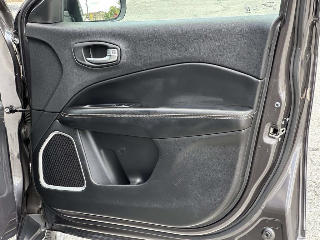 Used 2018 Jeep Compass Latitude AWD/4WD image 9