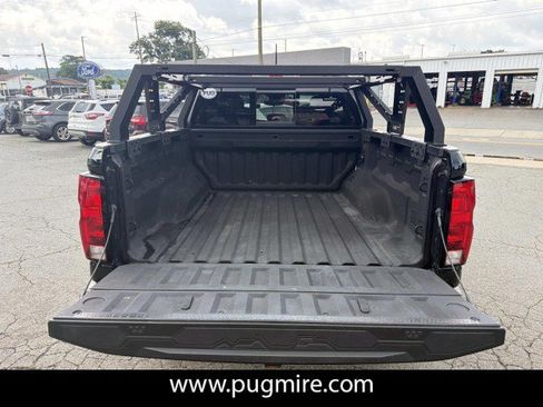Used 2023 Chevrolet Colorado Trail Boss w/ Technology Package AWD/4WD image 18