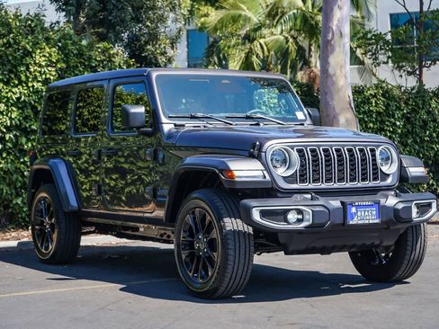 Used 2025 Jeep Wrangler Unlimited Sahara w/ Safety Group AWD/4WD image 3