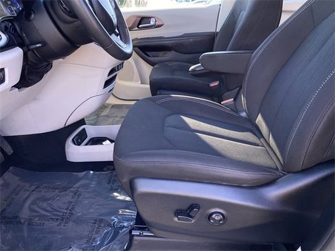 Used 2023 Chrysler Voyager LX image 20