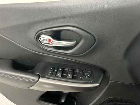 Used 2019 Jeep Cherokee Latitude Plus AWD/4WD image 11