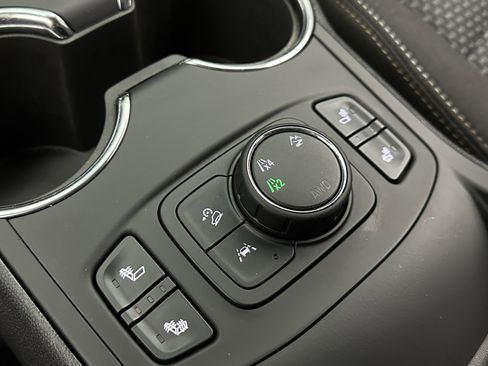 Used 2023 GMC Terrain SLE w/ Driver Convenience Package image 14