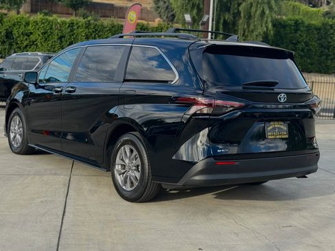 Used 2025 Toyota Sienna XLE image 4