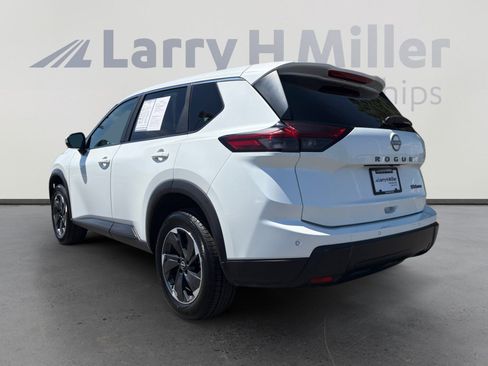 Used 2024 Nissan Rogue SV AWD/4WD image 3
