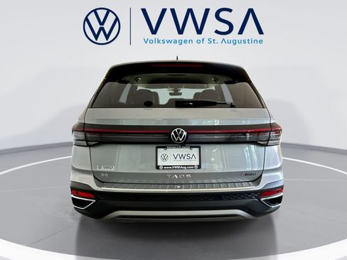 Certified 2025 Volkswagen Taos SE image 6