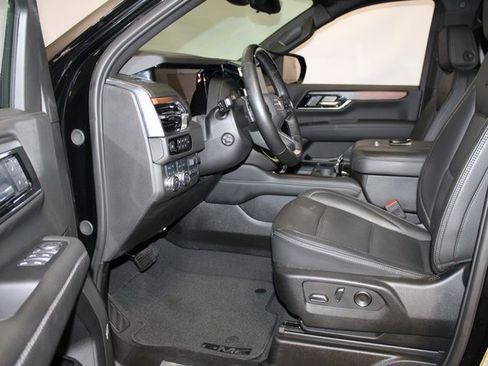 Used 2025 GMC Yukon Denali w/ Advanced Technology Package image 6