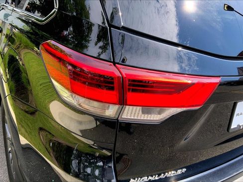Used 2019 Toyota Highlander XLE AWD/4WD image 28
