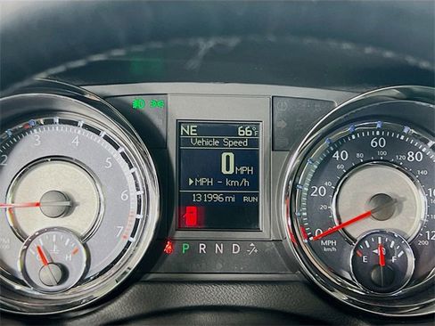 Used 2016 Chrysler Town & Country Touring-L image 10