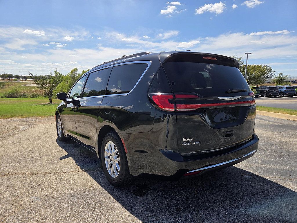 Used 2022 Chrysler Pacifica Touring-L w/ Uconnect Theater Family Group FWD image 6