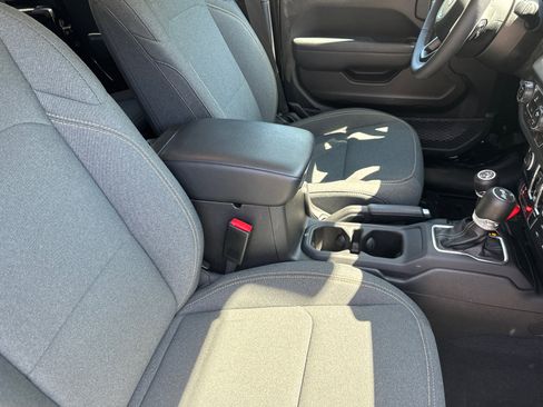 Used 2025 Jeep Wrangler Willys image 14