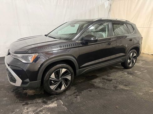 Certified 2025 Volkswagen Taos SE w/ Panoramic Sunroof Package image 2