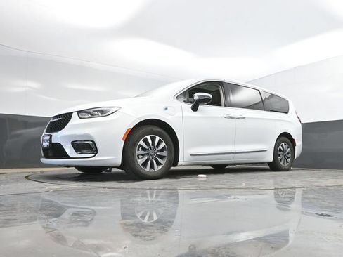 Used 2023 Chrysler Pacifica Limited FWD image 52