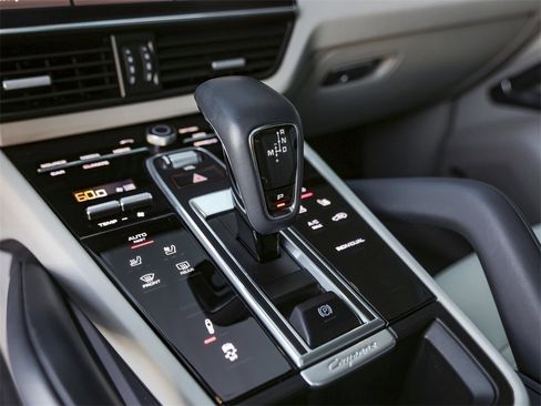 Certified 2023 Porsche Cayenne Platinum Edition image 28