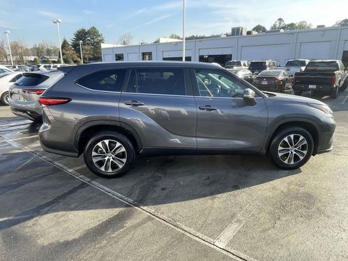 Used 2023 Toyota Highlander XLE image 11