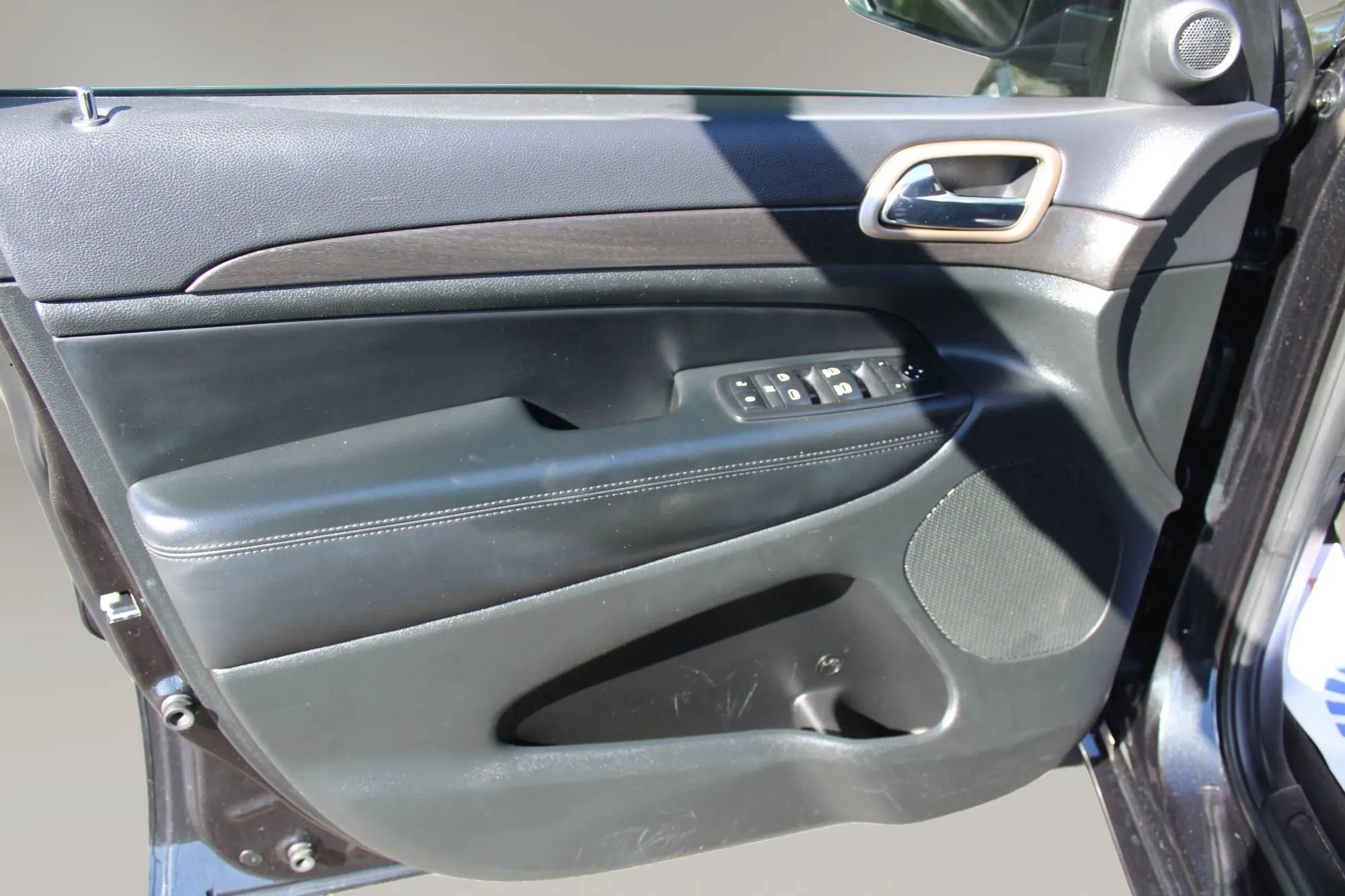 Used 2015 Jeep Grand Cherokee Laredo AWD/4WD image 13