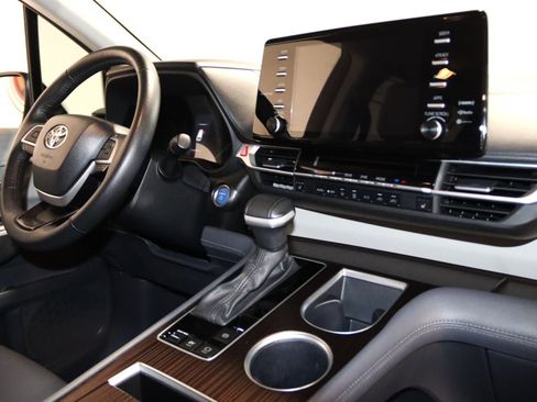 Used 2023 Toyota Sienna XLE image 60