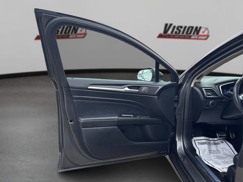 Used 2018 Ford Fusion Titanium image 22