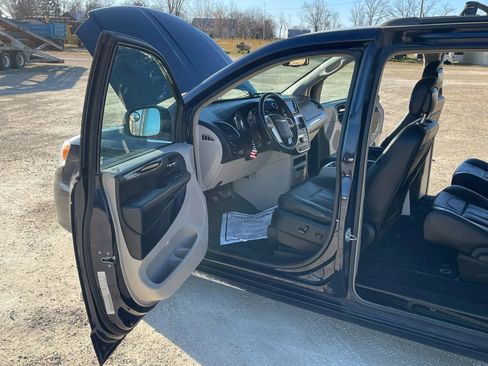 Used 2015 Chrysler Town & Country Touring image 10