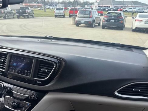 Used 2020 Chrysler Voyager Lxi image 28